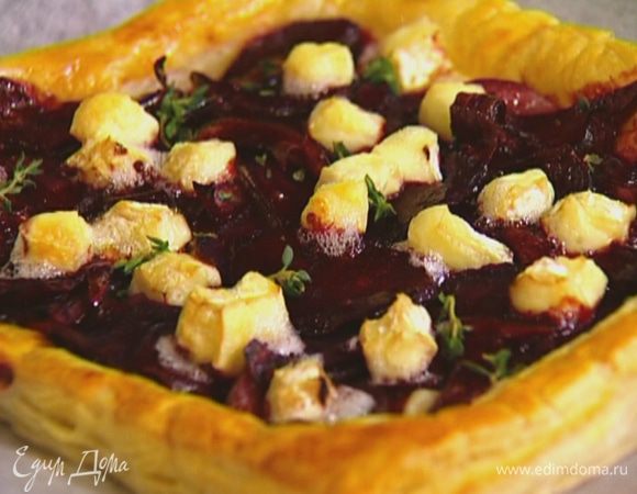 Готовый пирог посыпать листьями тимьяна.