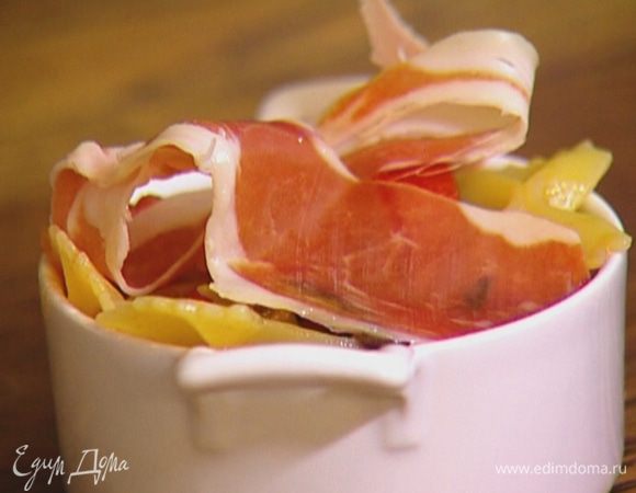 Разложить салат в небольшие креманки, сверху положить по ломтику ветчины и подавать.