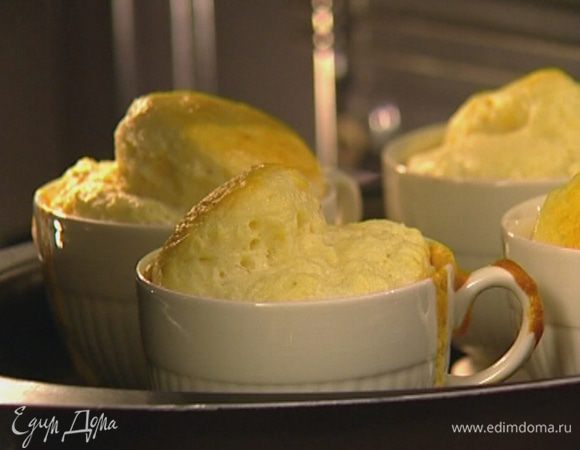 Поставить формочки в небольшой противень и запекать в разогретой духовке 20 минут.