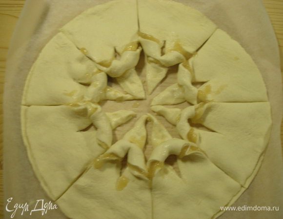 Острые уголки продеваем через разрез сверху вниз.