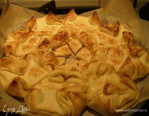 Переносим пирог сразу с пергаментом на противень. Выпекать около 15 мин. в разогретой заранее до 220 С  духовке. Пирог выглядит очень нарядно, несмотря на всю свою простосту. К тому же, он уже разделен на порции, что еще и весьма удобно:) 