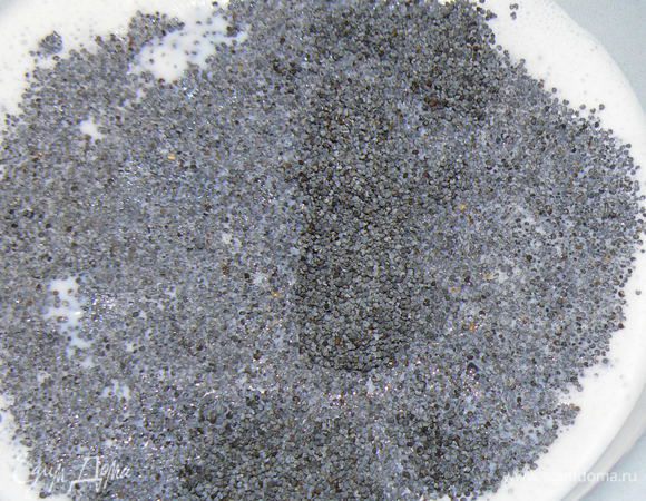  Молоко доводим до кипения. Заливаем мак молоком, накрываем и оставляем набухать