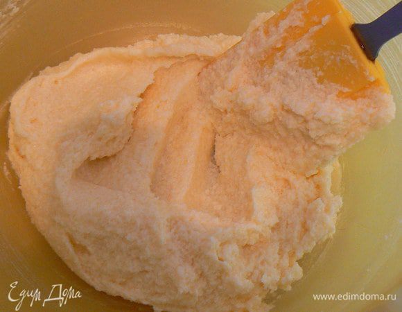 Размягченное масло взбиваем со 100 - 130 г сахара до образования пышной белой массы.