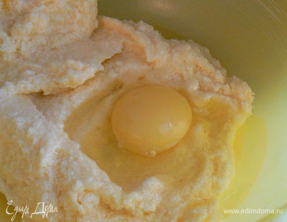 Продолжая взбивать, вводим по одному яйца . 