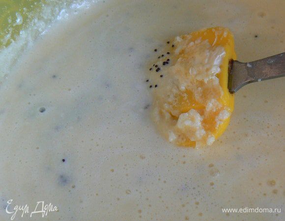 В яично - масляную смесь вводим мак с молоком. Хорошо размешиваем