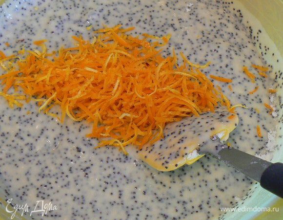 Добавить цедру апельсина, перемешать