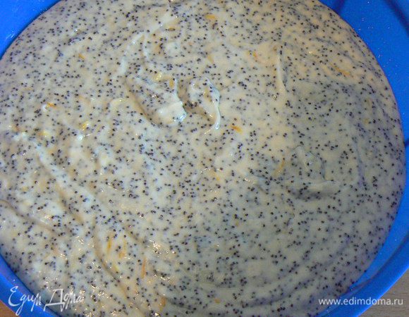 Хорошо вымешиваем
 до образования однородной массы . 
 Форму для выпечки смазываем обильно маслом и выкладываем тесто, разравниваем и отправляем в разогретую до 180 - 200 град. духовку. Выпекаем около 30 мин. Готовность проверяем зубочисткой