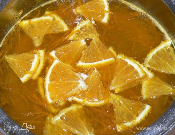  В это время приготовим сироп:

С двух апельсинов снимаем цедру. Нарезать один апельсин тонкими дольками.
Выдавить сок – должно выйти около 250 мл.
В кастрюлю с толстым дном выливаем сок, добавляем сахар и цедру. Ставим на очень медленный огонь и варим 30 - 40 мин. до загустения  (капля сиропа не должна растекаться). 