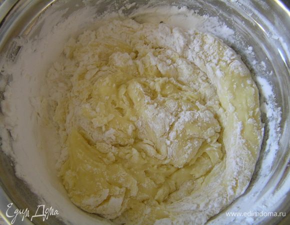 Смешать сгущеное молоко, сливочное масло, желток, сахарную пудру и крахмал. 

