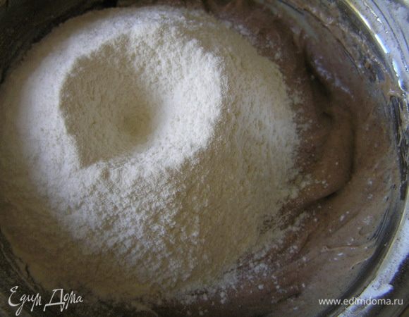 всыпать муку