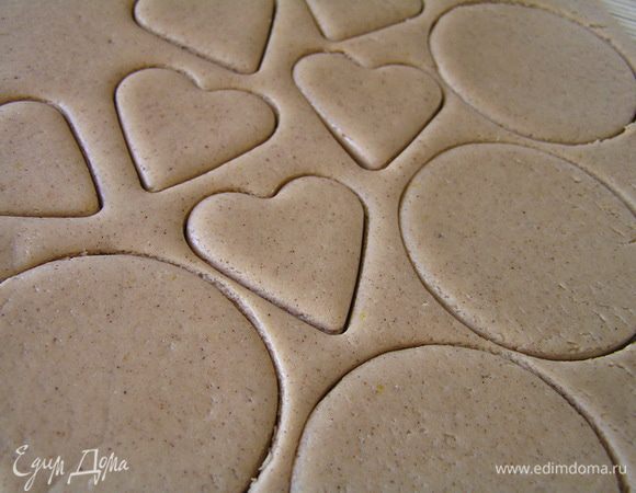 Тесто раскатать, вырезать любые фигурки.