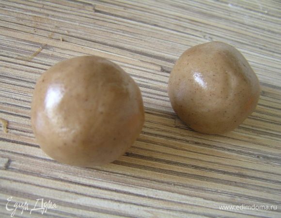 Или скатать небольшие шарики,

