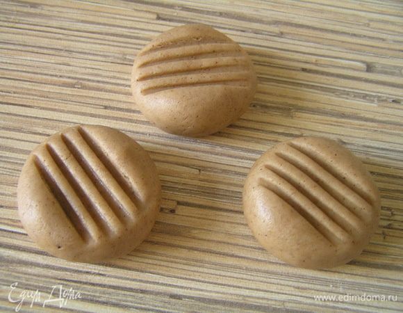 затем надавить посередине вилкой.
