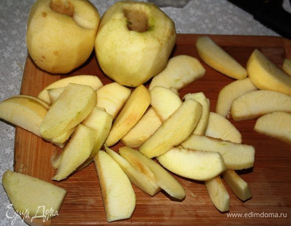 Яблоки очистить, вынуть серединку и порезать дольками.
