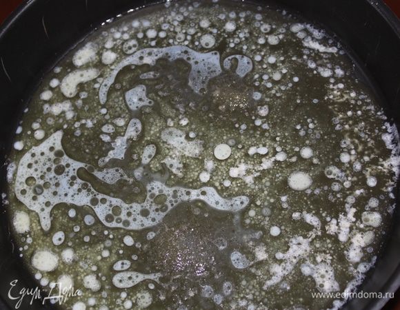 Вылить растопленное слив. масло в форму (у меня обычная на 24 см) и посыпать сверху сахаром.