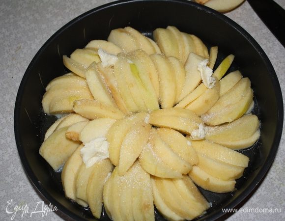 Выложить яблоки плотно в два слоя и выложить кусочки слив. масла. Поставить в хорошо разогретую до 180 градусов духовку на 30 минут.