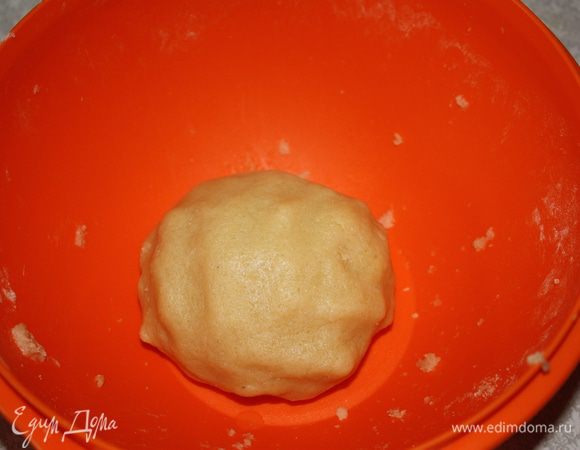 Вымесить тесто до эластичного мягкого состояния.