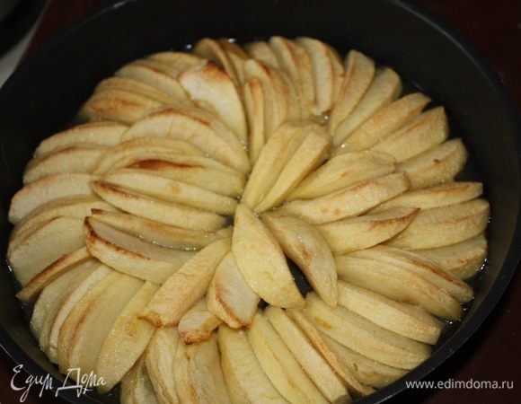 Яблоки достать из духовки и поставить на плиту на маленький огонь на 25 минут.