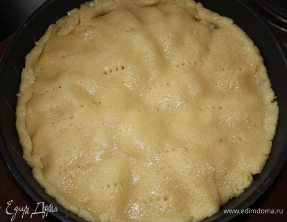 Раскатать тесто и накрыть им яблоки. Поставить в духовку на 25 минут.