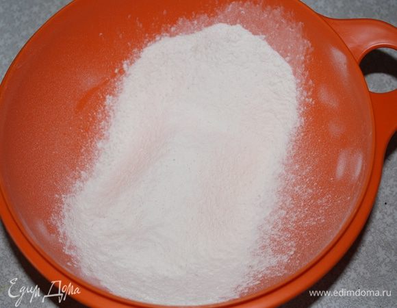 Просеять муку вместе с дрожжами.