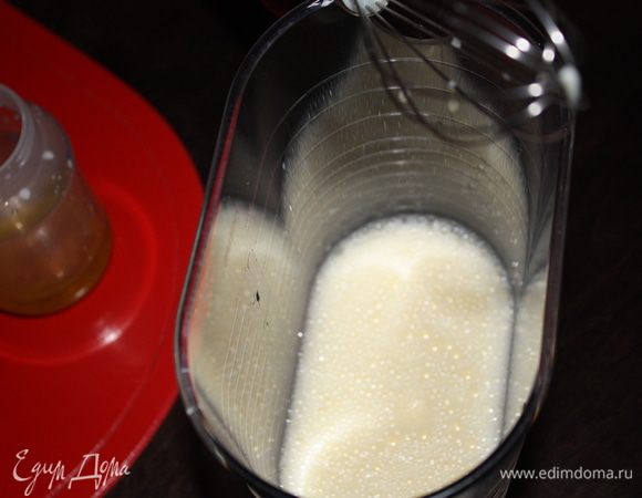 Взбить я йца с молоком до пышной пены. Не останавливаясь,влить ол. масло.Я использовала растительное масло пару раз,когда не оказывалось оливкового под рукой. Не почувствовали большой разницы.