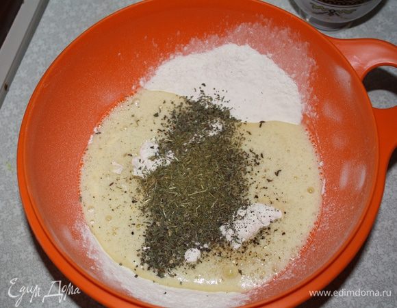 Вылить масляно-яичную смесь в муку.  Добавить травы, тмин, соль, перец...
