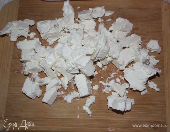 Нарезать брынзу кубиками.