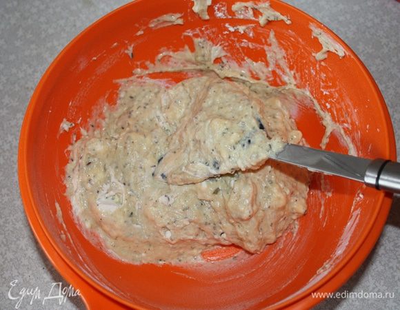 Добавить в тесто и хорошенько вымешать.