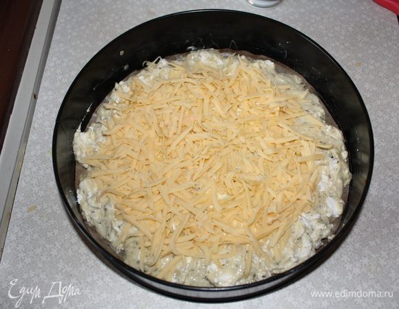 Сверху посыпать сыром,натертым на мелкой терке.Поставить в духовку,разогретую до 180 градусов на 25 минут.