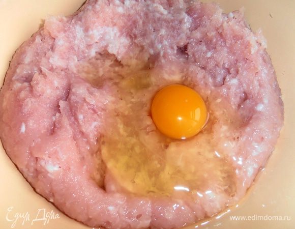 Готовим основной слой... К фаршу вбиваем яйцо.