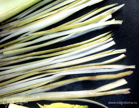 Стебель сельдерея сначала нарезаем вдоль на полоски...