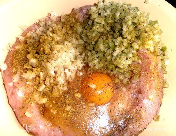 Поперчим и добавим 1 ч.л. приправы для курицы.