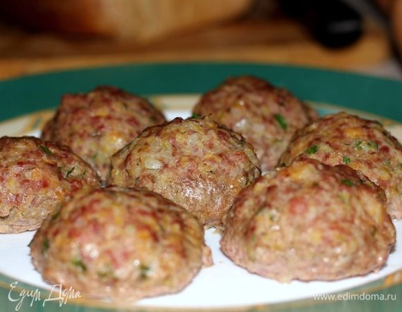 Итак, добываем чистое мясо индейки. Кожу лучше удалить. Перемелите мясо в фарш. Добавьте чищенный лук. Почистите тыкву и натрите на крупной терке. Мелко порубите зелень, добавьте в фарш тимьян, соль и перец. Добавьте панировочные сухари и тертый на мелкой терке сыр. Очень тщательно перемешайте фарш. Накройте емкость с фаршем и уберите его в холодильник на 1 час.