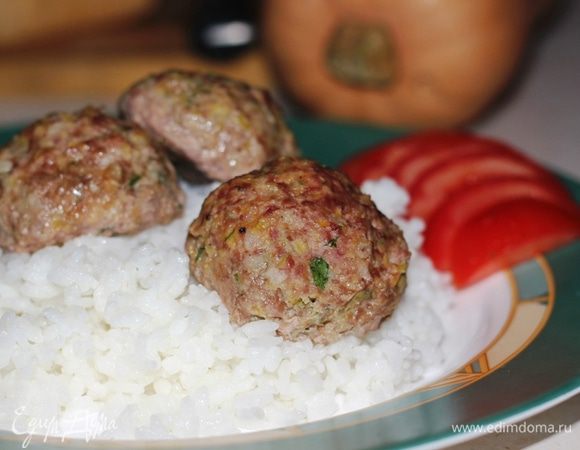 Теперь лепим тефтели. Для этого лучше использовать емкость с водой, чтобы фарш не прилипал к рукам. Смочите руки, возьмите порцию фарша и хорошенько отбейте его. Для этого бросайте порцию фарша между руками, таким образом фарш хорошо будет держать форму. Скатайте фарш в шарик. Натрите противень или форму подсолнечным маслом и выложите на форму тефтели.