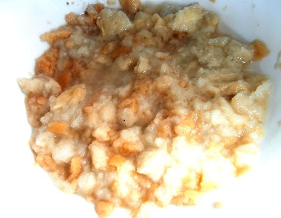 Булочку поломать на кусочки и залить кипятком. Под крышкой оставить на 5 минут.