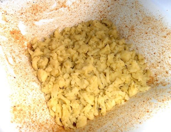 Часть картофельной стружки насыпала на дно...