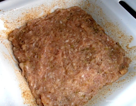 Сверху выложила и разровняла весь фарш...