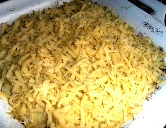 Вот и дошла очередь до любимого сыра...,присыпаем равномерным слоем!