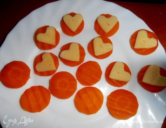 У меня остались кружки отварной моркови от предыдущего рецепта-салата...,кладём на них сырные сердечки...