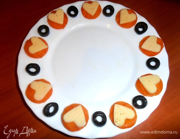 Выкладываем по краю тарелки,чередуя с оливками...