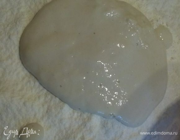 В отдельную миску влейте воду, добавьте соль, соду, немного муки и перемешайте. Тесто будет немного жидковатым. Остальную муку высыпьте на стол, влейте немного теста и сформируйте шарик.