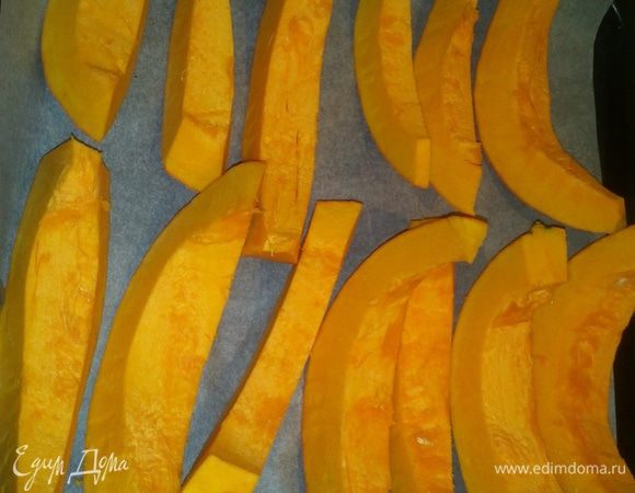 Тыкву нарежьте на дольки и отправьте запекаться в духовку на 30 минут.