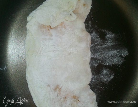 На ранее разогретой сковороде обжарьте лепешку с двух сторон без добавления масла.