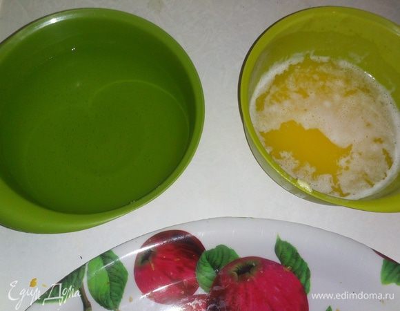 Подготовьте 2 пиалы с маслом и водой.