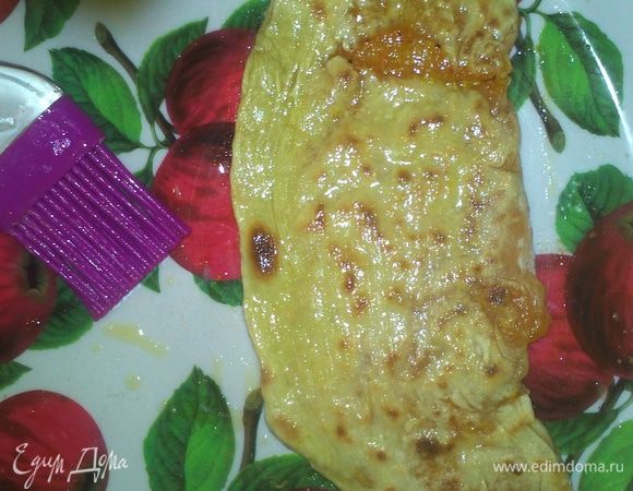 После обжарки лепешку нужно обмазать с каждой стороны сначала водой, потом маслом.