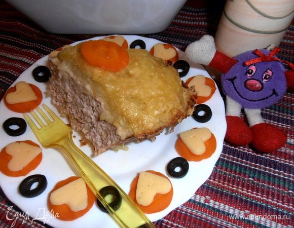 Делаем ножом надрезы порций,чтобы не повредить сырный слой и вынимаем лопаточкой.