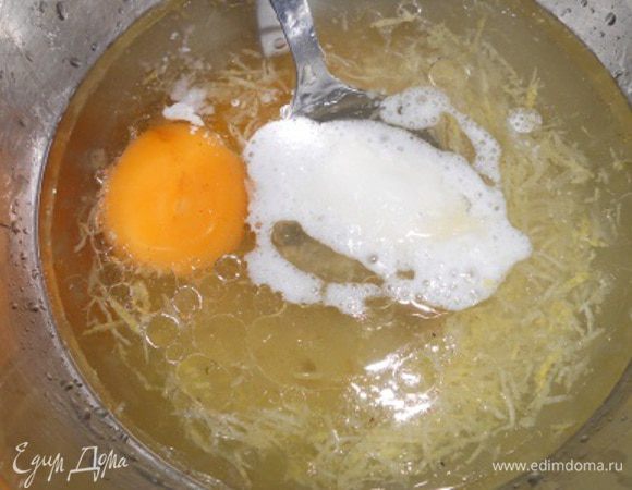 Смешать растительное масло, мед,яйцо, сахар, воду, лимонный сок и цедру, затем добавить разрыхлитель и перемешать 