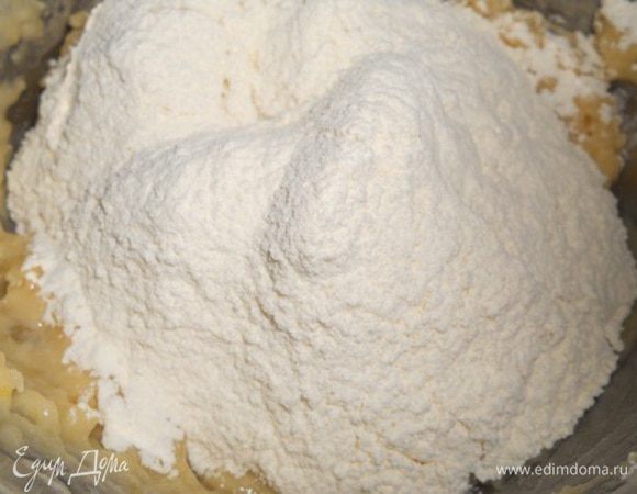 затем частями добавлять муку и вымесить мягкое тесто, сформировать тесто в виде колбаски 