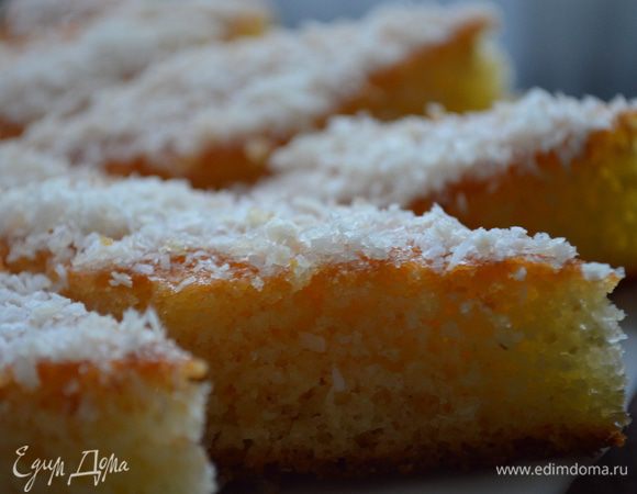 Смешать воду, сахар и лимонный сок, довести до кипения и кипятить 2 минуты. Полить готовую горячую бабусу сиропом. Посыпать кокосовой стружкой. Остудить на деко и порезать на кусочки.