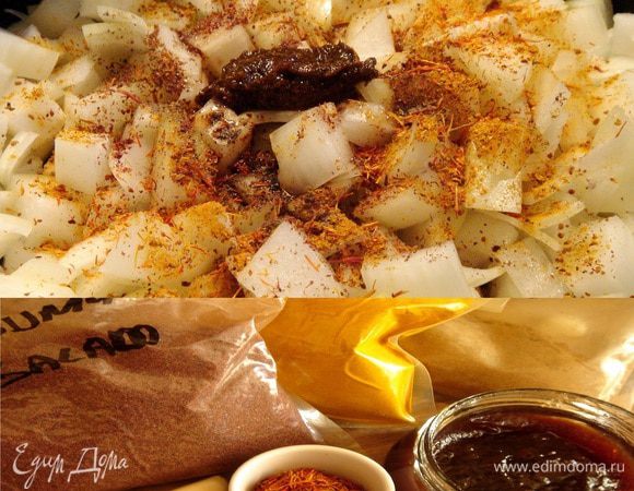 Лук порезать на крупные кубики. Выложить в лук все оставшиеся ингредиенты, кроме чеснока и сацебели, и хорошенько смешать лук со специями. 